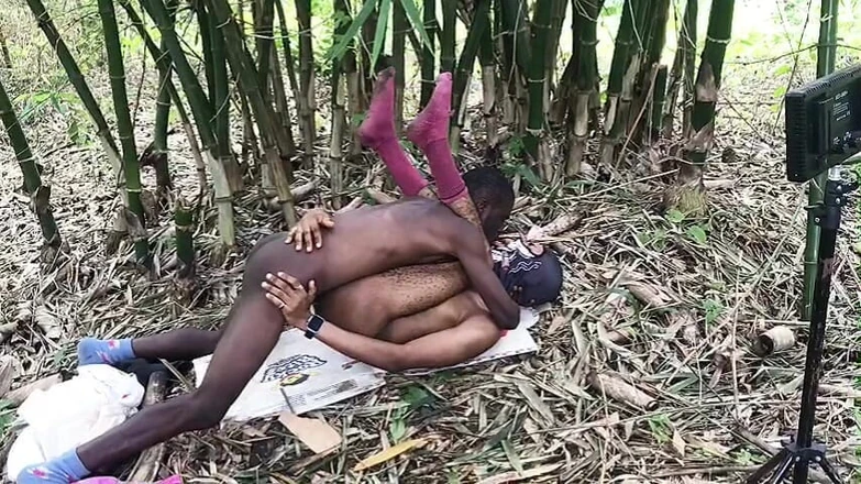 Sexydaddy: Занимаясь сексом в лесу мы наслаждаемся прохладой sod среде со сладким звуком птицы