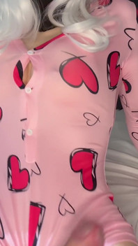 Teen Femboy chce, abys mu pomohl vystříkat se na jeho vlastní zadek