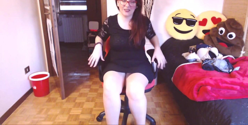 Nicoletta Embassi: 컴퓨터 책상에서 미친 오르가즘을 느끼는 아름다운 이탈리아 계모