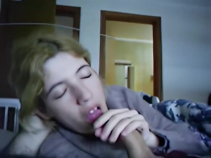 masked woman: Tânăra blondă suge pula cu dragoste și are parte de o...