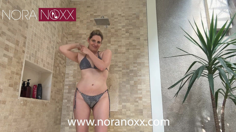 NoraNoxx: Venkovní Dešťová Sprcha: Čistá, Nahá a Oholená!