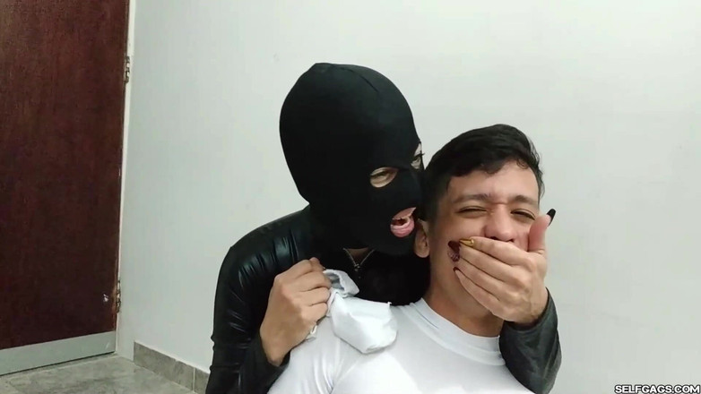 Selfgags femdom bondage: 她让愚蠢的想要英雄无能为力和羞辱在录像带束缚！