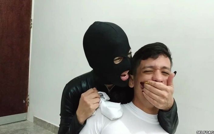 Selfgags femdom bondage: Elle a laissé le héros stupide et impuissant et humilié...