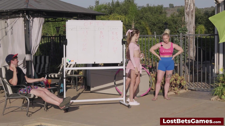 Lost Bets Games: Đọc quốc ca trong một wacky hoang dã strip game...