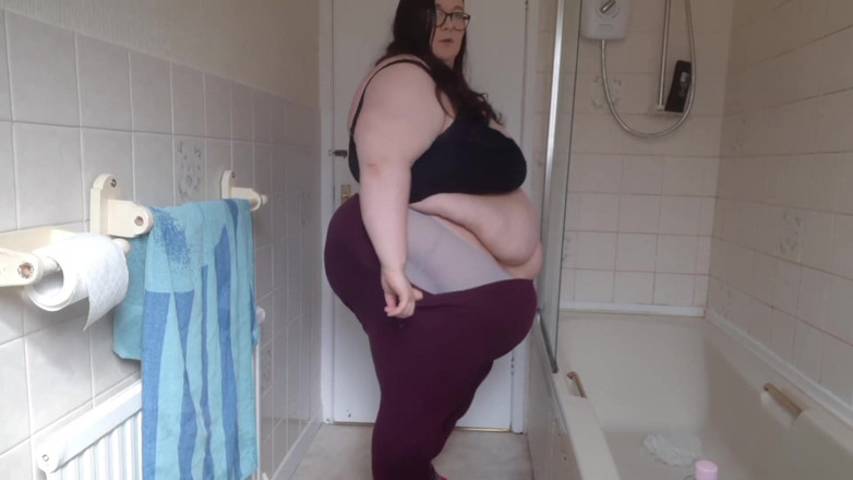 SSBBWLadyBrads: Ssbbw chuveiro strip provoca deixa ficar nua
