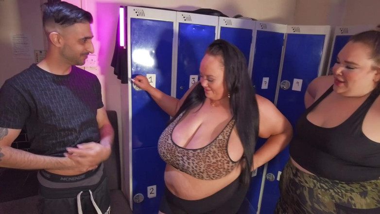 BuxomBrits: Dvě velké krásky šukají v šatnách Jj Jewel a Madam Gigi