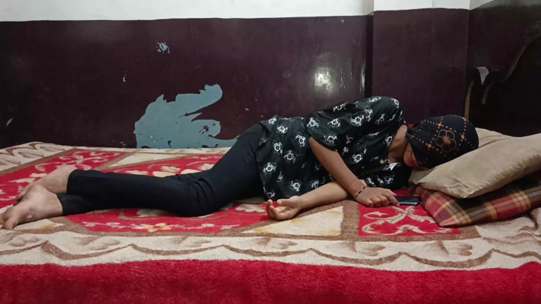 HousewifeGeeta: Indický paroháč manžel šuká štíhlou sexy manželku s ním v trojce kamaráda