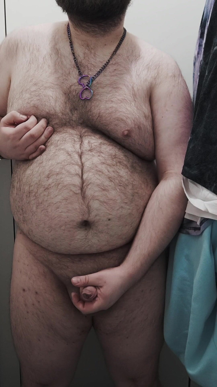 BearPup Akuma: Gruby Niedźwiedź Robi Sobie Masturbację Na Toalecie I Liże Swoją...