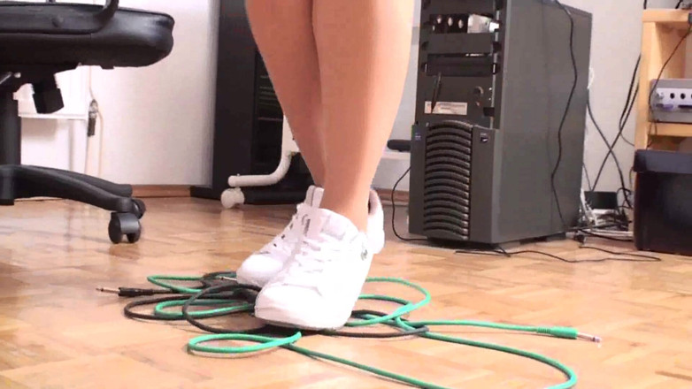Foot Girls: Zdrobirea cablurilor este întotdeauna distractivă