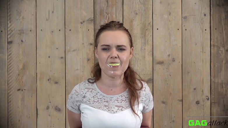 Gag Attack: Roxy - rekaman tegaderm disumpal