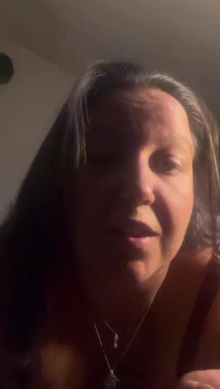 Indian fuck queen: WildEnglishbbw लाल ग्राउचलेस पोशाक में चिढ़ाती है