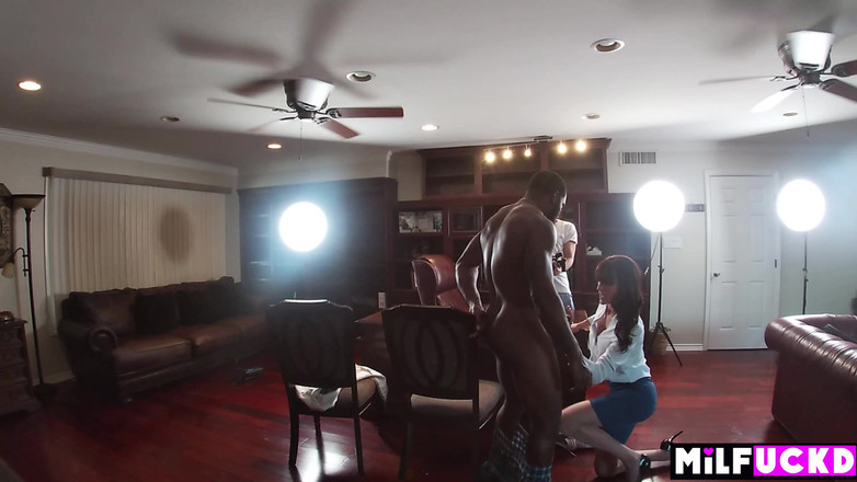 Milfuckd: 唱片公司高管在她的新艺术家的 bts 中休息