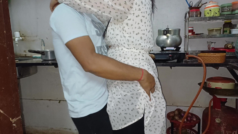 bibiji15: Fotto il mio india nella stanza della cucina quando sta...