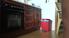 Souzan Halabi: Egyptská služka je nadržená a masturbuje chlupatou kundičku během práce