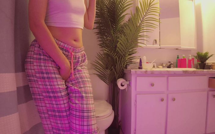 Kinky home: Emily pist in de badkamer