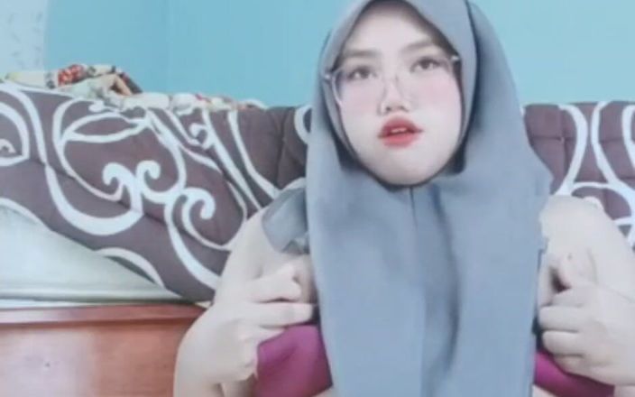 Jilbab69: Onani av en kåt Jilbab -flicka orsakar vätska att komma ut...