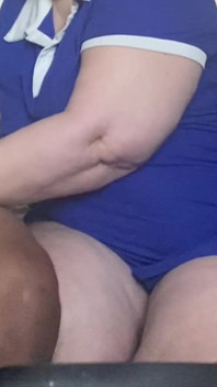 Handige gilf behandelt pik van geliefden met olieachtige massage