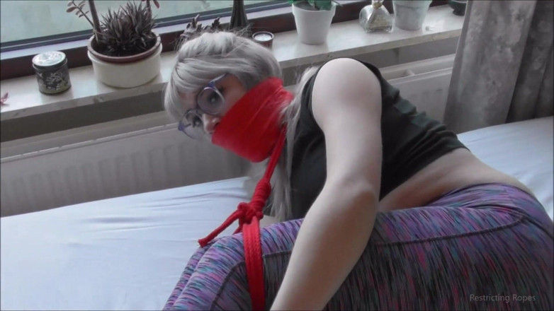 Restricting Ropes: Luna Grey - estrictamente balltied