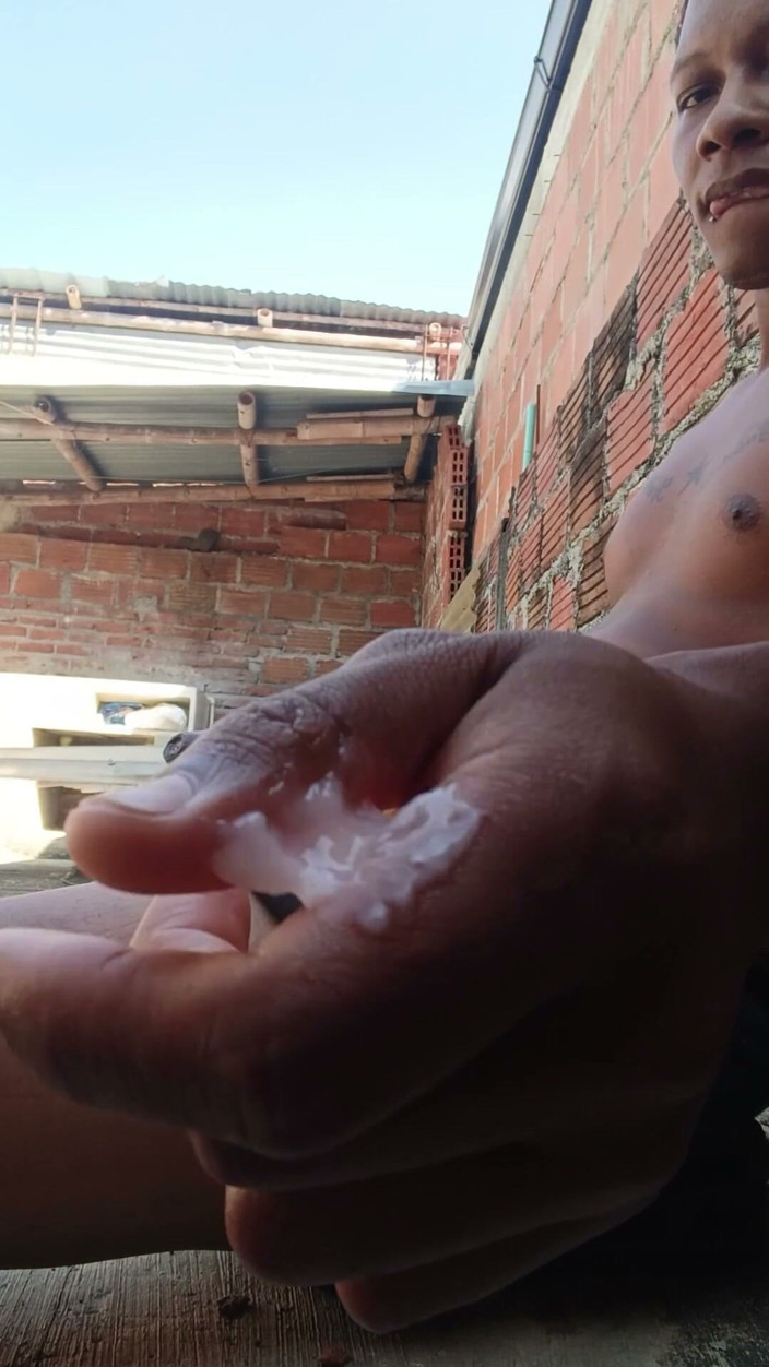 SANTIXXX19CM: Young Caleo Gets Milk on the Terrace