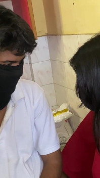 Heyecanlı Hintli baldız mutfakta kayınbiraderi tarafından sert sikiliyor