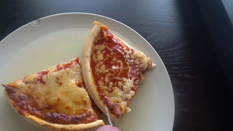 Food Pissplay: I Piss on a Pizza to Eat It