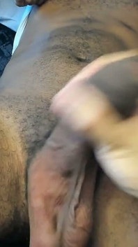 Aku suka merasakan penis hitam XXL ini berdenyut di tanganku