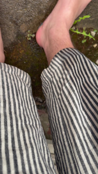 Pipì all'aperto in pantaloni da donna)