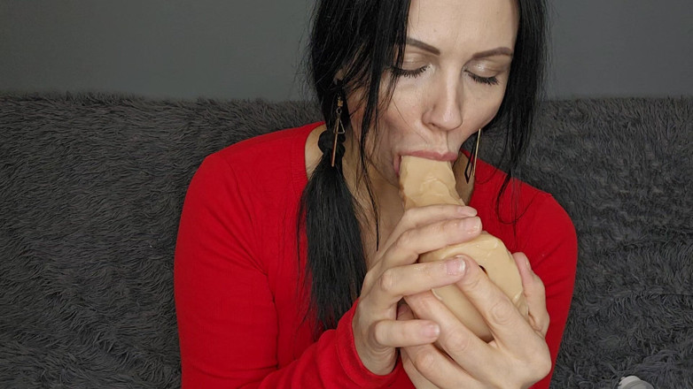 KristinaSlut: Melancap pada kaki saya, kemudian saya akan memberikan anda blowjob...