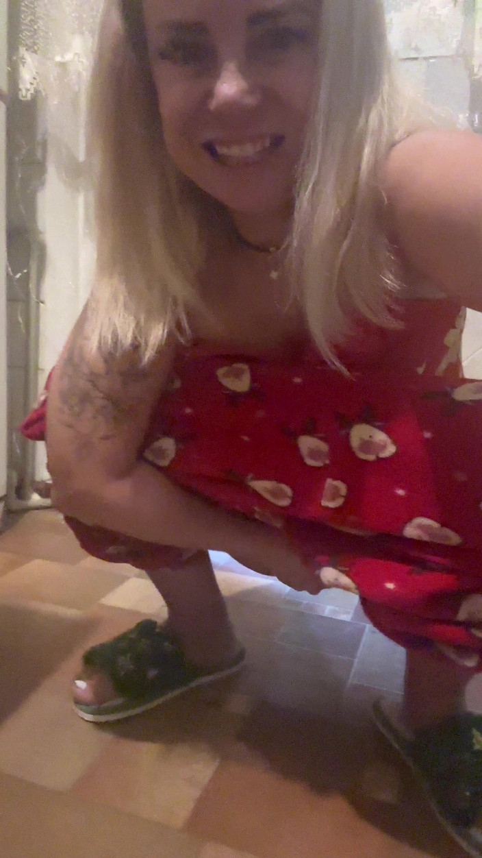 LarisaCum: Fac un sypree chiar în bucătărie, lângă aragaz, și spăl sucul peste...