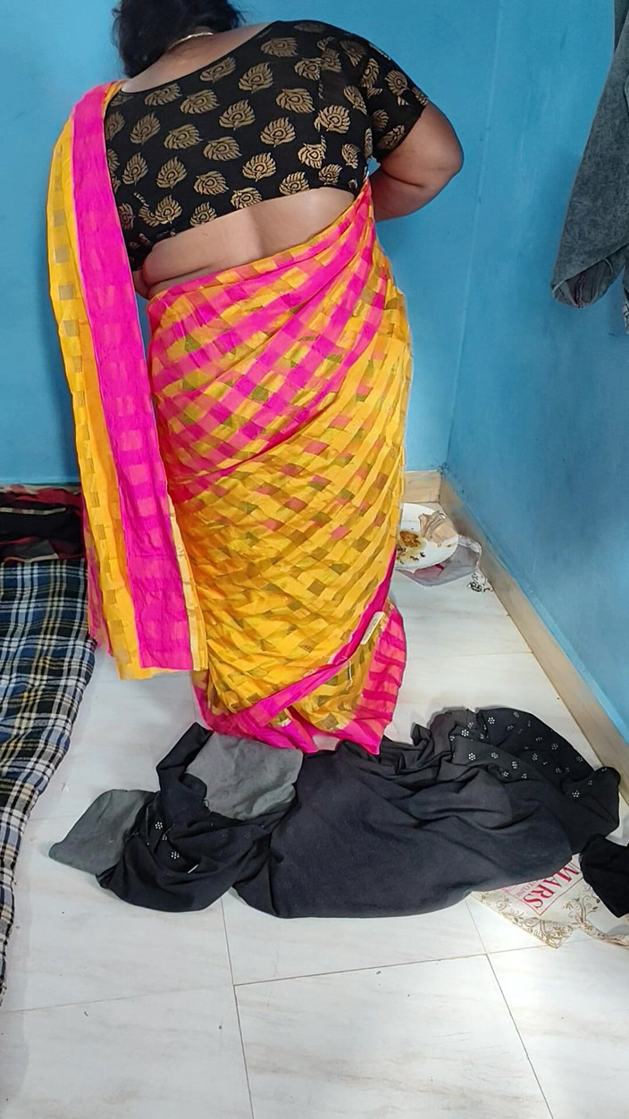 Tamil lesbian: Cewek hot lagi asik ngobrol dan pakai baju