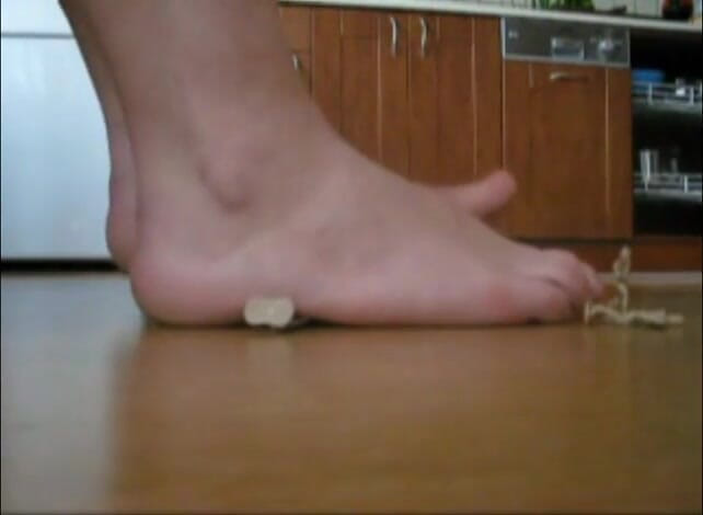 Foot Girls: Дроблення солдата іграшками