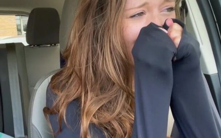 Nadia Foxx: Chevauchage orgasmique en voiture, temps luxuriant avec McDonalds au volant (partie 4) !