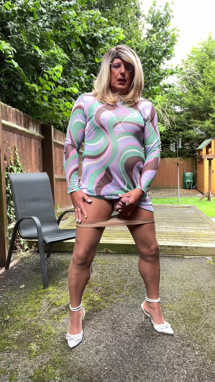 Kellycd2022: Amador Crossdresser Kellycd2022 Sexy MILF provocando em meia-calça bronzeada