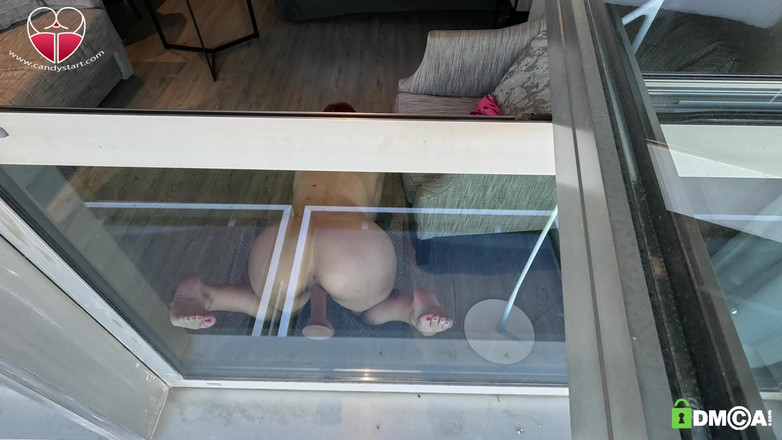 Candystart Videos: Exhibitionnisme, masturbation à la fenêtre