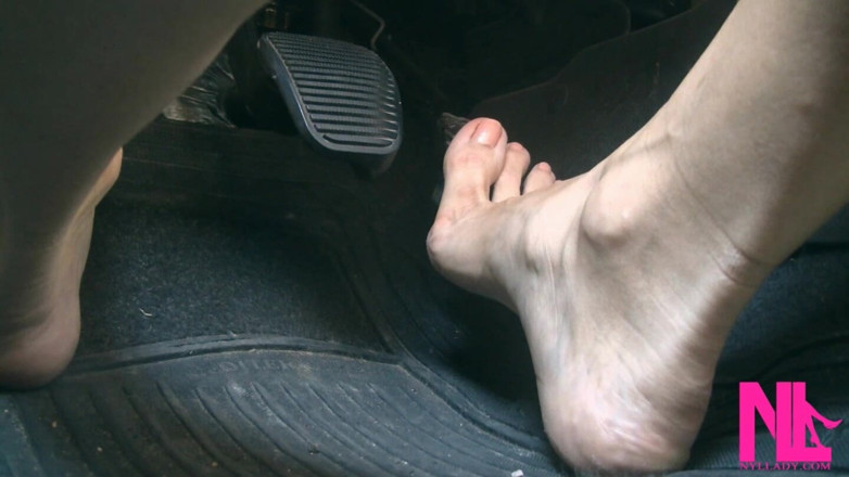Nyllady: Fahren und pedalpumpen mit meinen nackten füßen