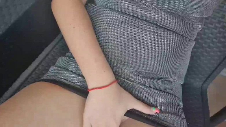 TheloveStory: Seksi ve azgın genç kız açık havada şeker amına dokunuyor