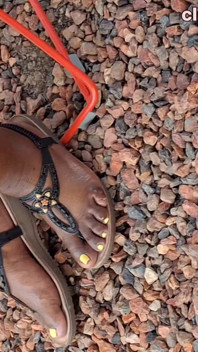 Gruesos muslos de ébano n grandota de pies maduros con regordete jugosos de los pies amarillos