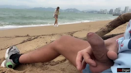 Jag ser dig rycka till mig och jag vill hjälpa dig att komma! - Kuk blinkar på allmän strand