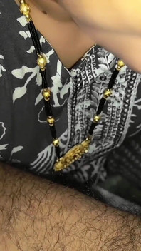 Teman wanita desi memberikan handjob kepada kekasihnya, dia memberikannya pancutan mani besar padanya