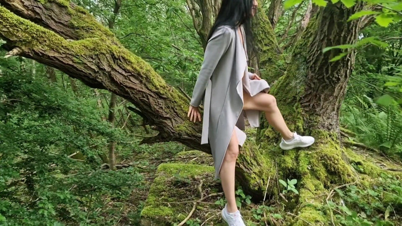 Nicky Brill: Outdoor-nacktheit mit klaffender muschi und pinkeln