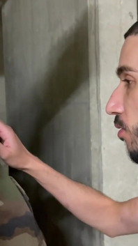 Il soldato nero appeso si scopa in faccia una succhiacazzi vogliosa nel seminterrato
