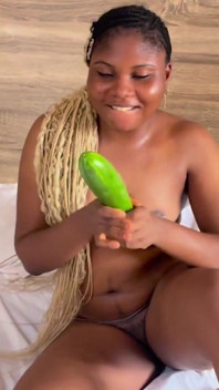 Une black sexy baise un énorme concombre et essaye la sodomie avec un plug anal