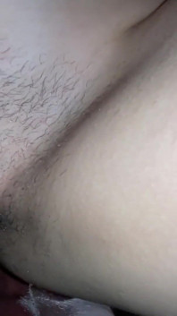 32歳の毛深い猫の先生がかがむので、18歳の学生が彼女とセックスできます