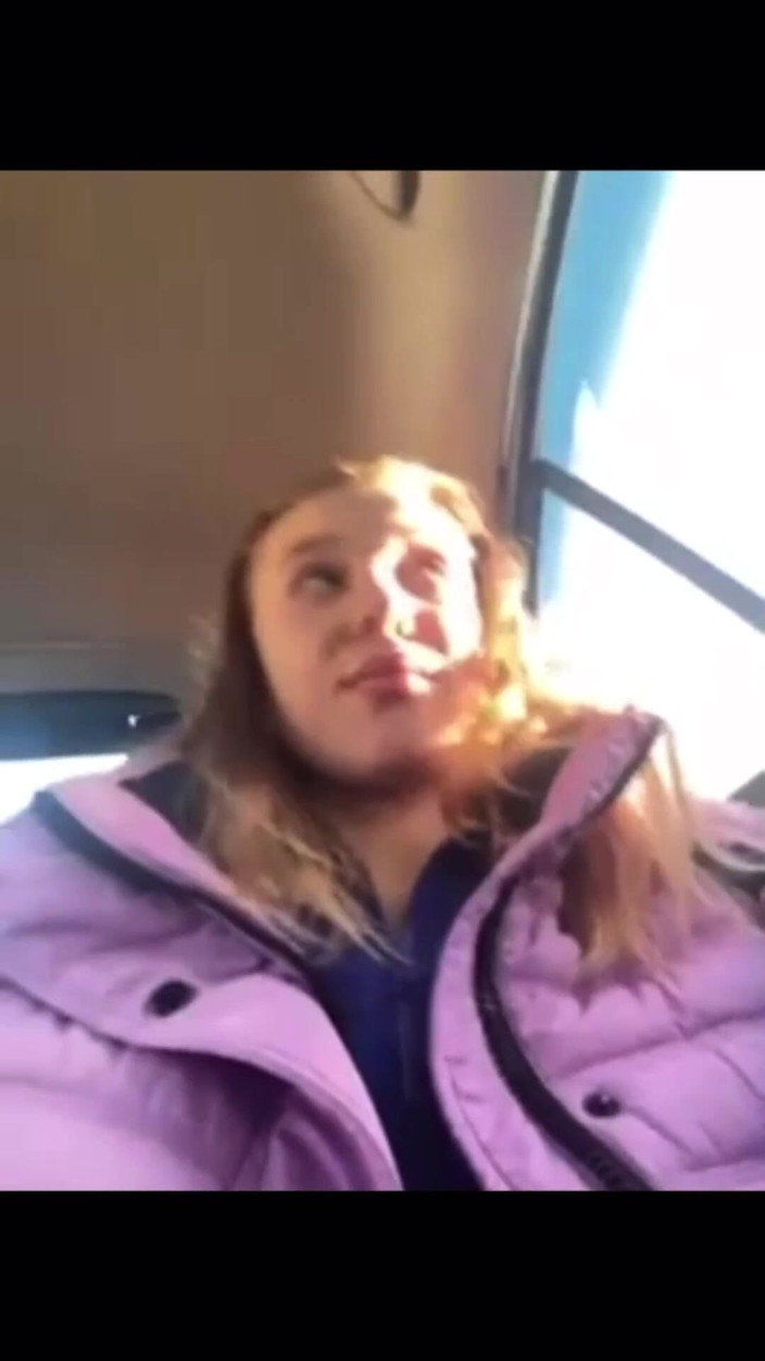JuiceLussie: Blond meisje masturbeert en trilt in de taxi