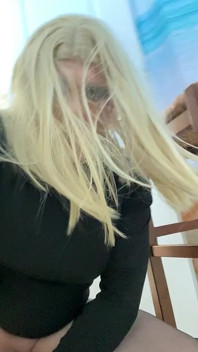Sissy travestie Madison CD chevauche un gode grosse bite noire pendant qu’elle crossdresser en lingerie et bas