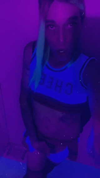 CarmenMelatonin: 파티에서 노는 걸 좋아하는 치어리더
