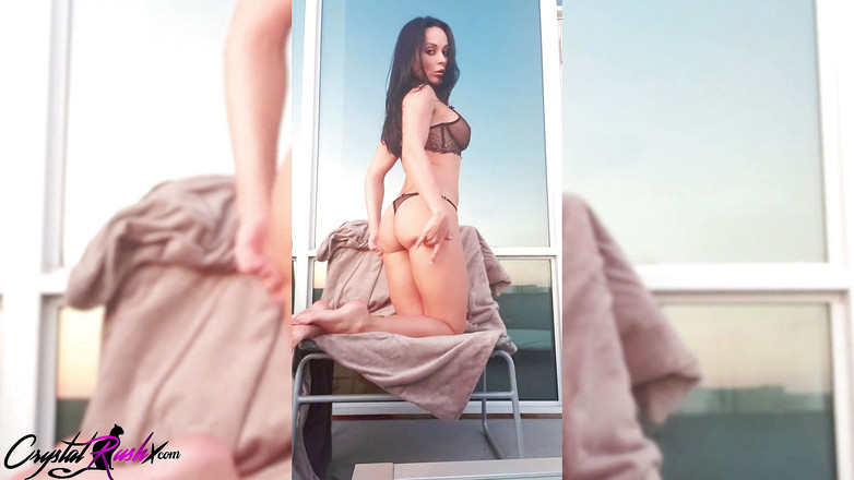 Crystal Rush: Crystal Rush séduit et se masturbe sensuellement - dehors