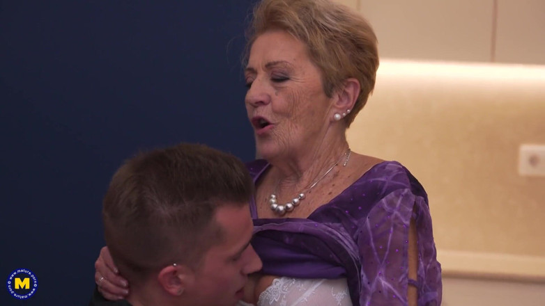 Mature NL: Muscle guy fickt oma