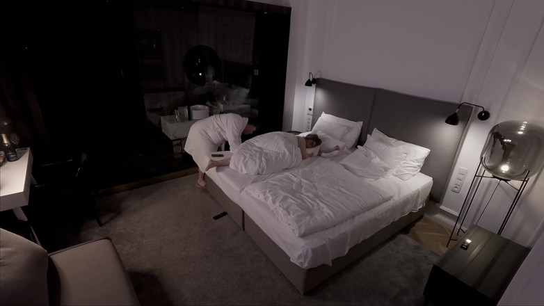 DedeDeville: Geile Prachtige Jonge Vrouw Neukt Haar Stiefvader in Een Hotelkamer...