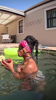 Nymphes tordues - La soirée sexy au bord de la piscine de Rosie et Pam - partie 1